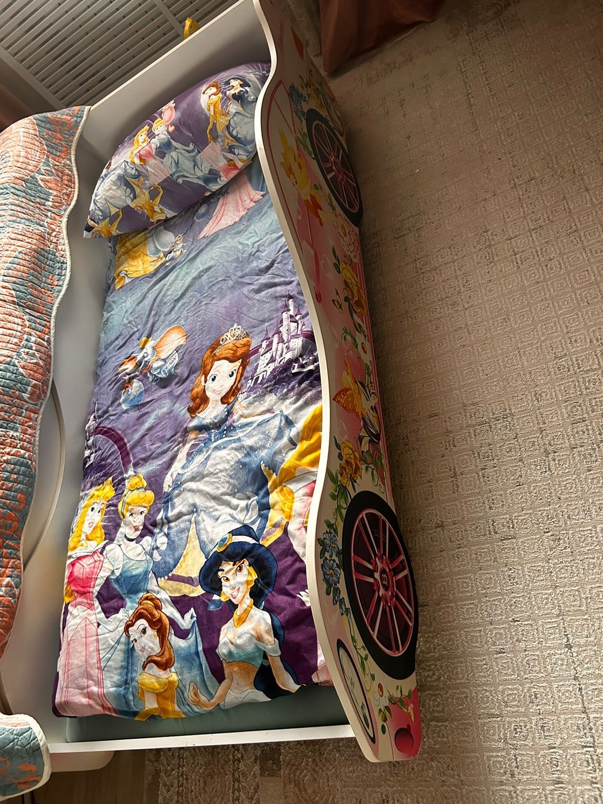 Шкаф игрушками кровать