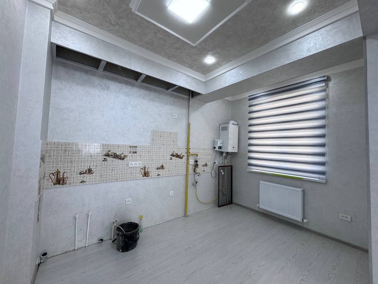 3-xonali 3-qavatda 85m² kvartira sotiladi.
6-qavatli Liftli dom.
Narx: