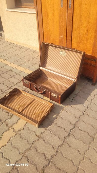 Прекрасен старинен куфар