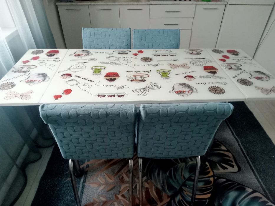 Стол кухонный и стулья