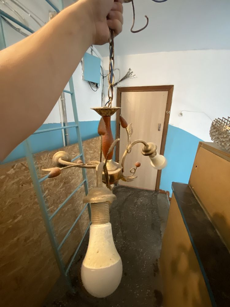 Продам люстры недорого