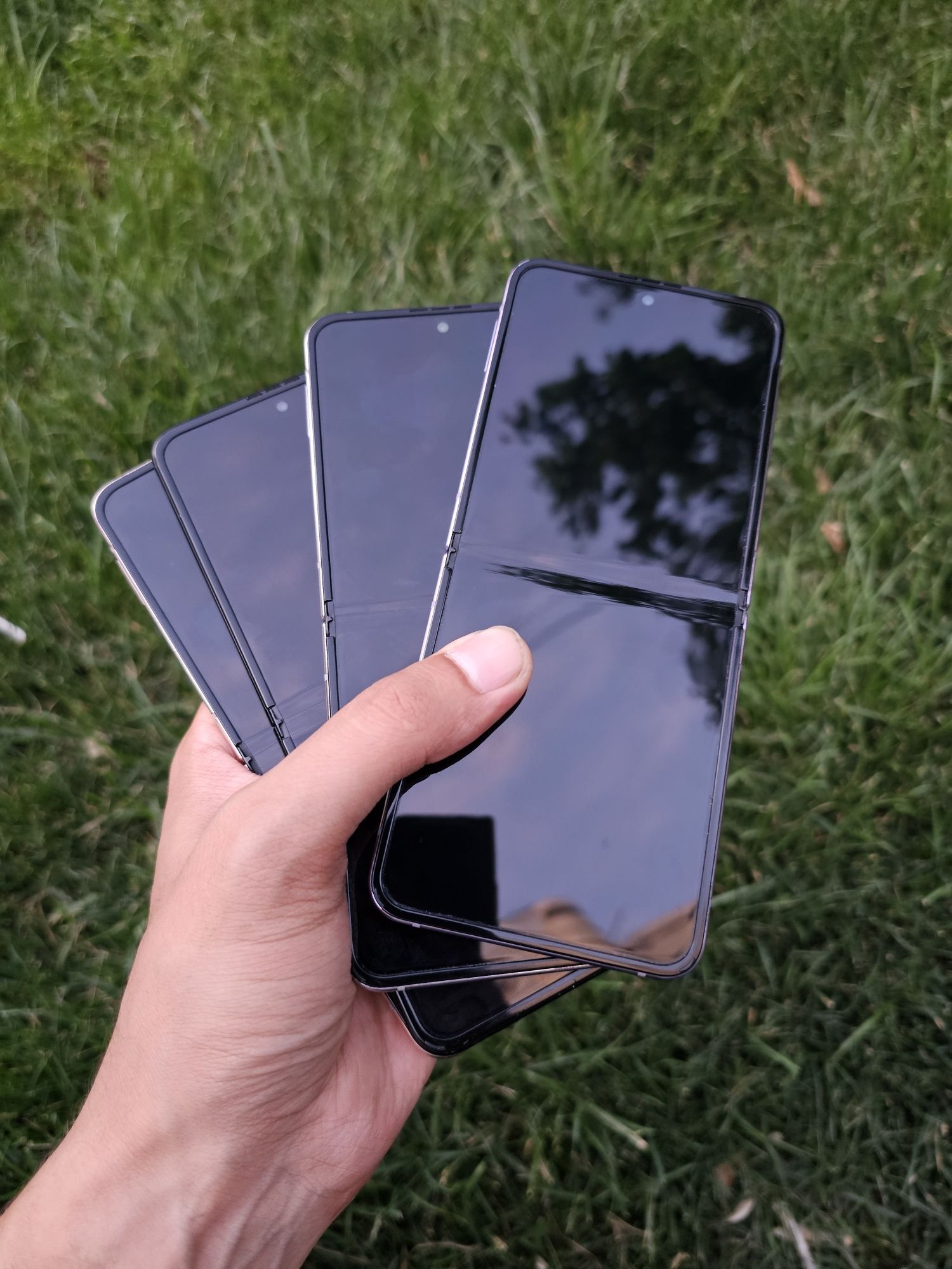 Samsung Galaxy Z Flip 4 5G. OzU 8 GB. Joyi 256 GB. Ime o'tkan Garantya