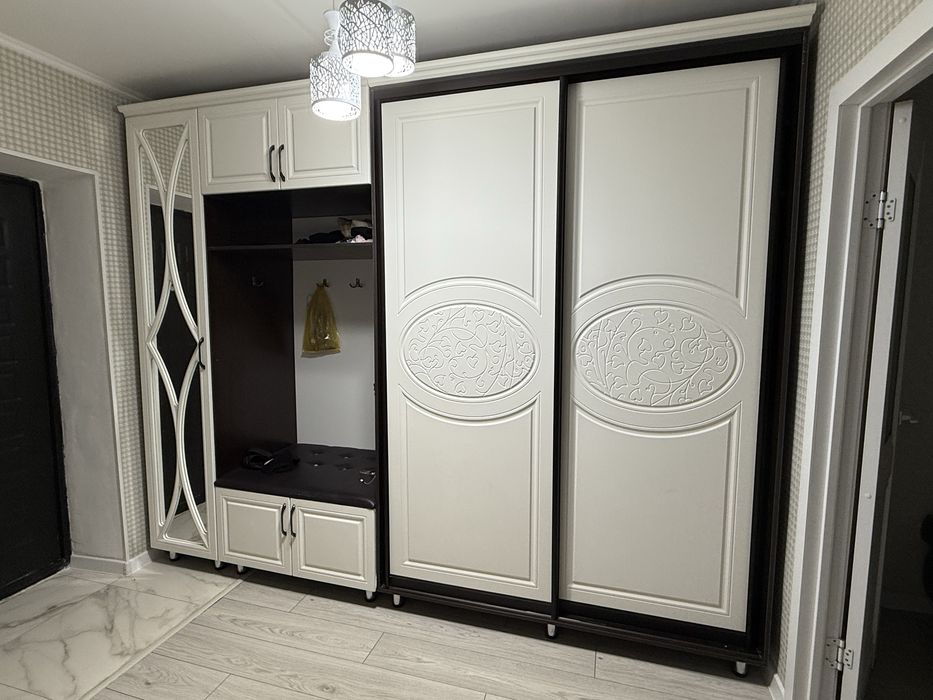 Продам прихожую большую