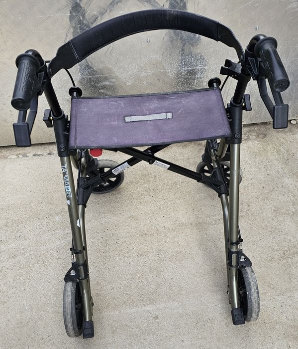 Rolator/Cadru cu roți si cu poziție de odihnă