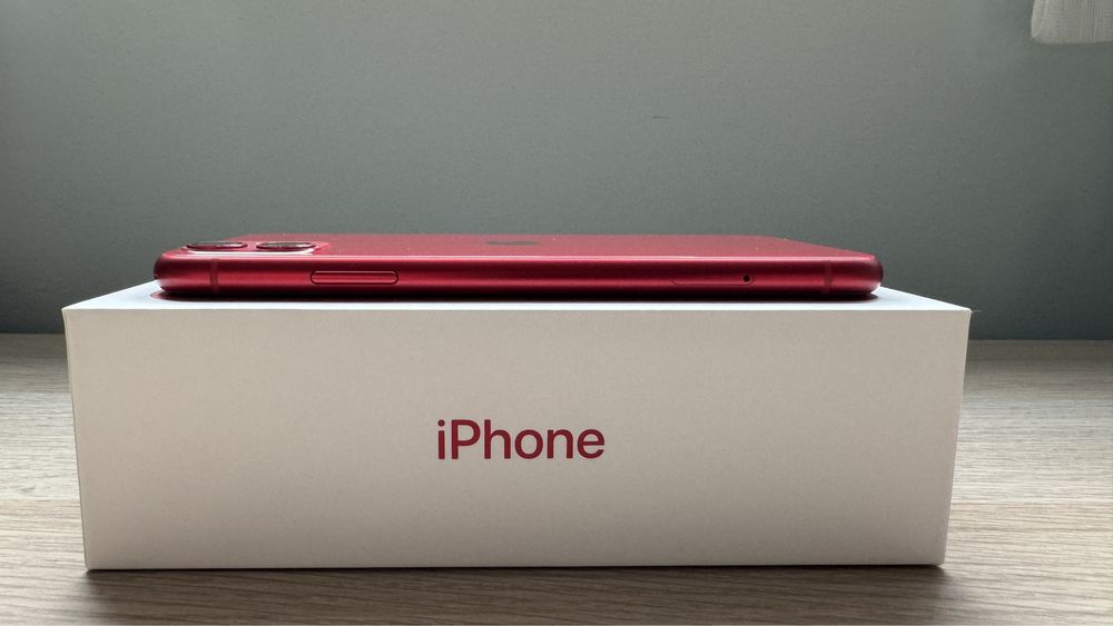 iPhone 11 64 GB червен
