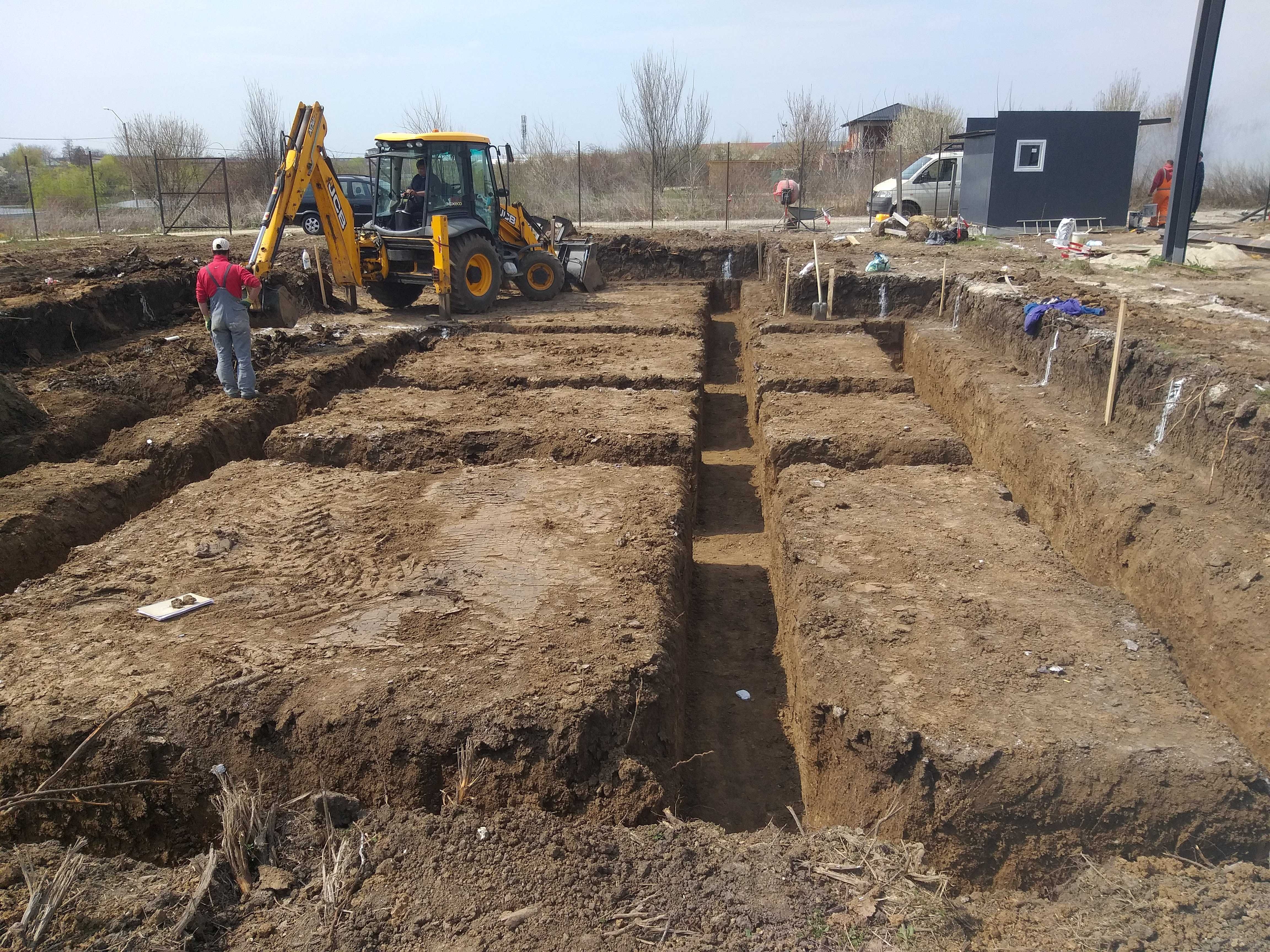 buldoexcavator cu picon de inchiriat , defrisari , demolari