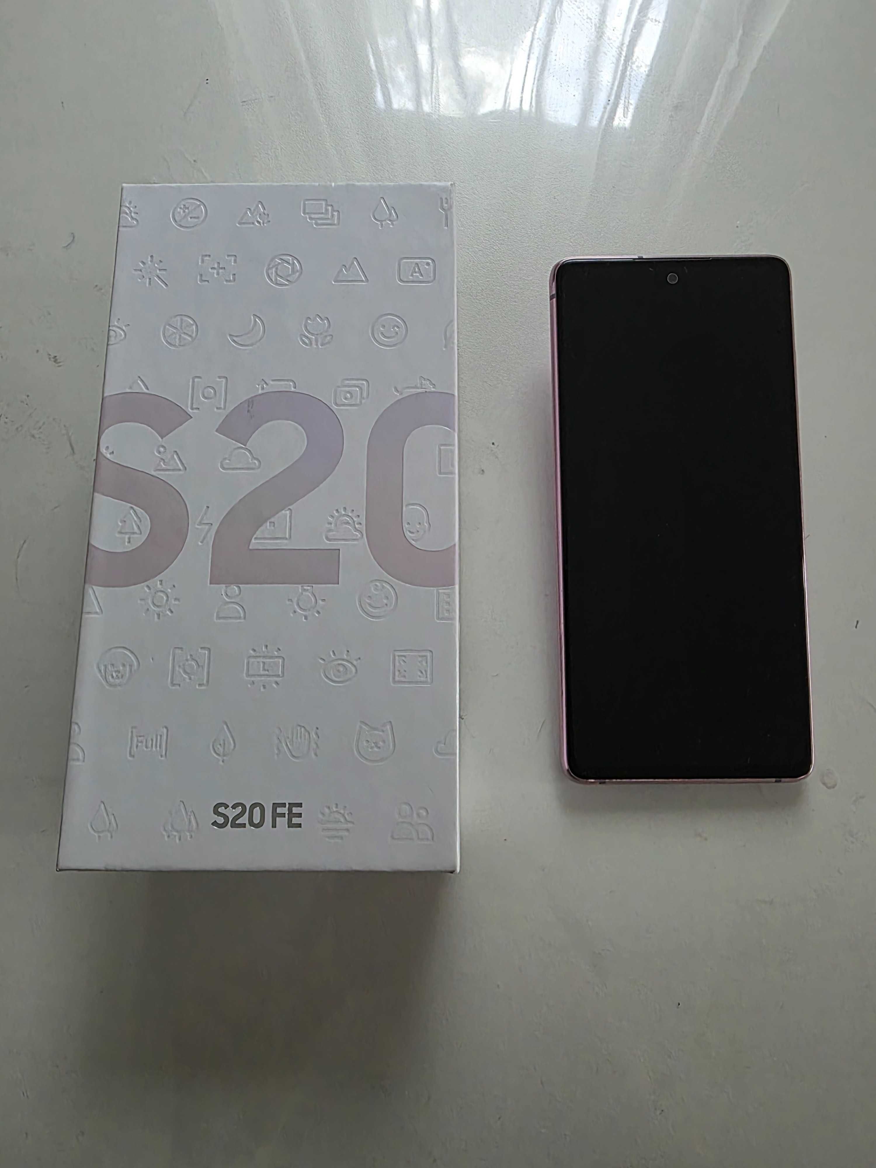 Продавам Samsung Galaxy S20 FE с леки забележки