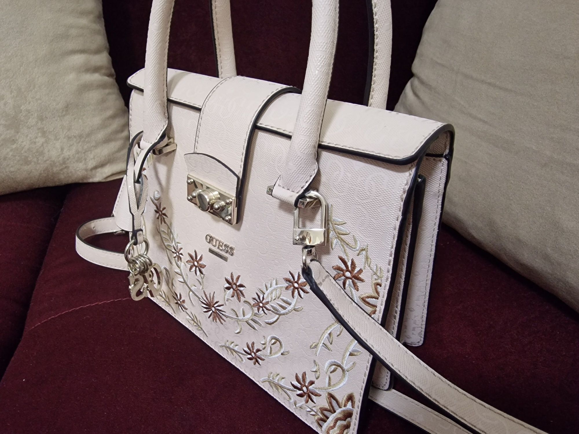 Дамска чанта Guess