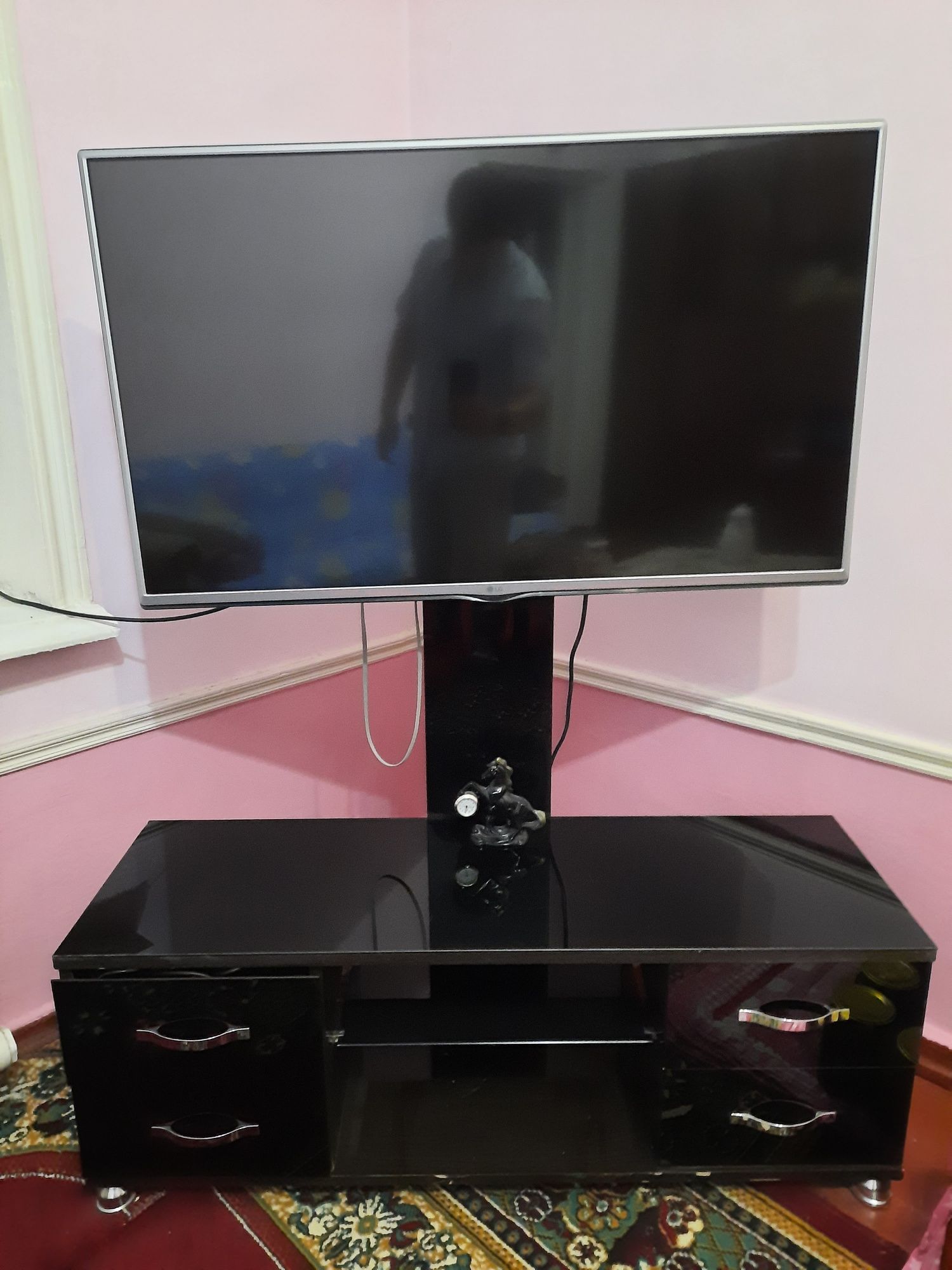 Оригинальный телевизор LG и подставка под телевизор. Продаются вместе.