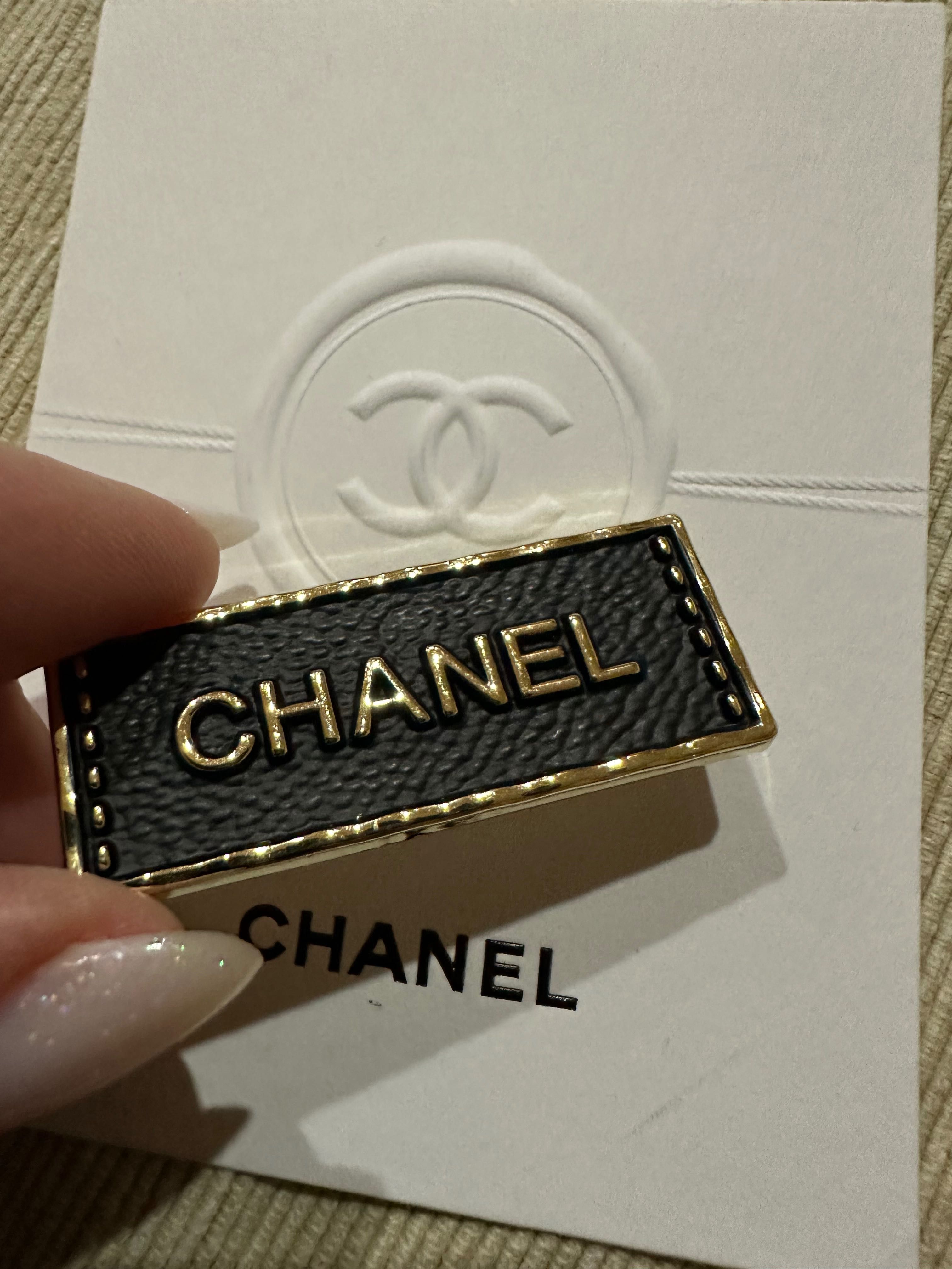 Метална брошка Chanel!