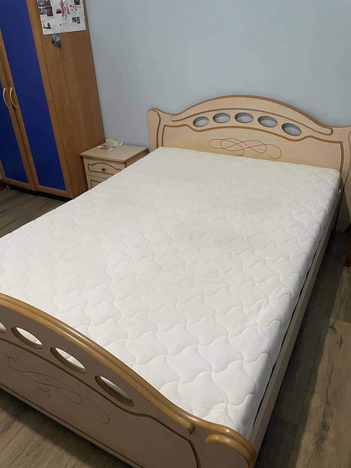 Двуспальная кровать с матрасом