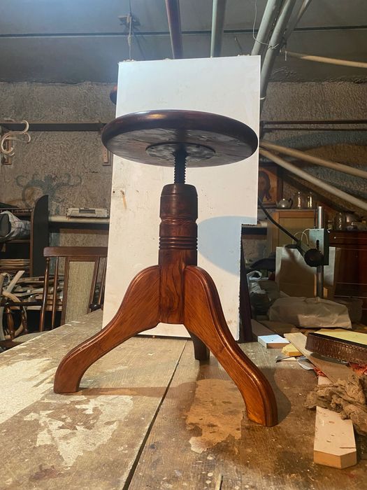 Стул с винтовым механизмом