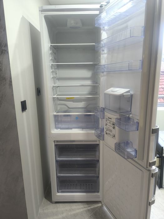 Хладилник с фризер Беко 325л