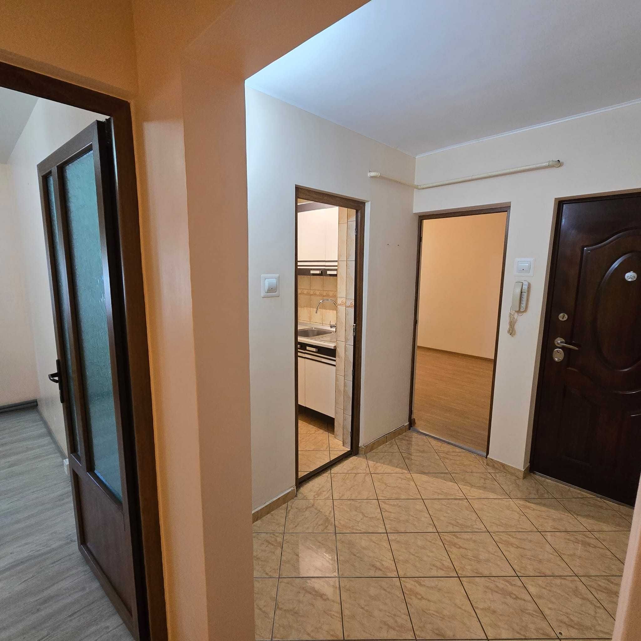 2 camere decomandat  -  balcon intabulat  -  gradina -- dacia-  50 mp