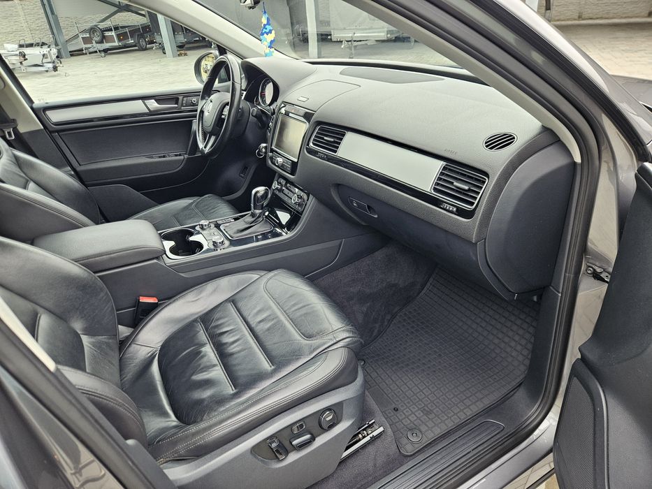 Vw touareg 3.0 tdi,239 cp,4x4,suspensie pe perne, xenon, led ,navi