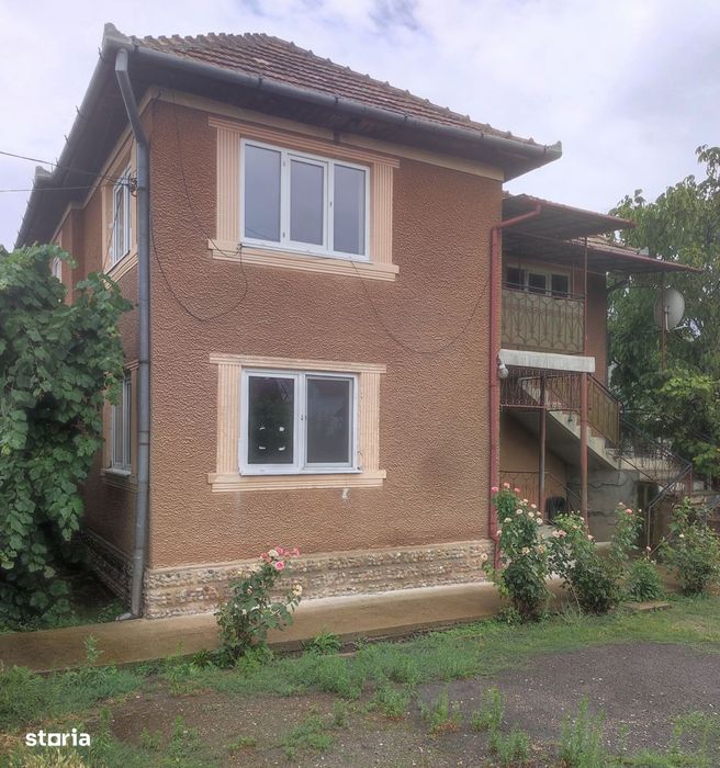 Vila cu 2 apartamente de 3 camere+525 mp in Sanicoara teren