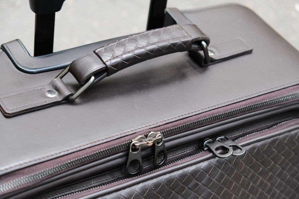 Кожаный чемоданчик Bottega Veneta
Intrecciato