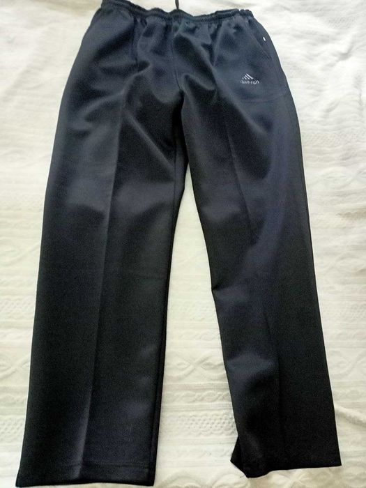 мужские спортивные штаны . цвет черный. новые.