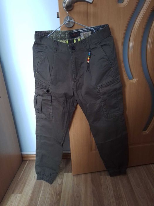 Pantaloni tip Cargo