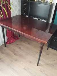 Продаю полированный деревянный стол.