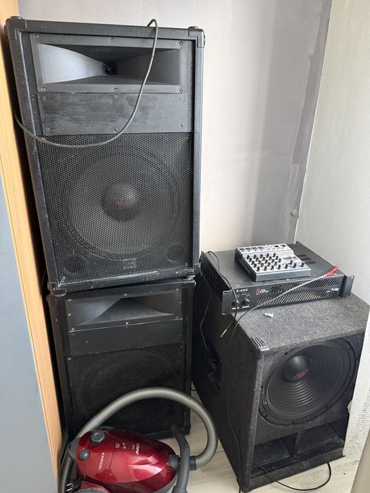 Vand 2 sateliți 15 inch plus 1 subwoofer de 15 inch