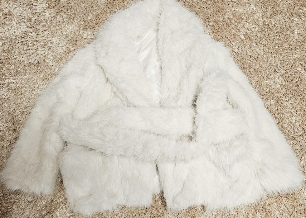 Бяло пухкаво палто