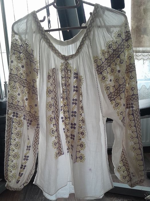 Ie tradițională cusuta manual impecabilă