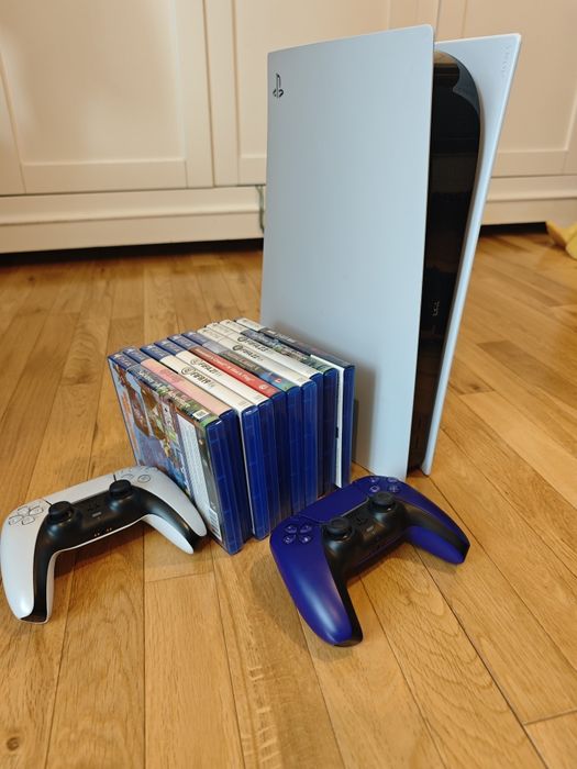 PS5 cu 10 jocuri și 2 controlere