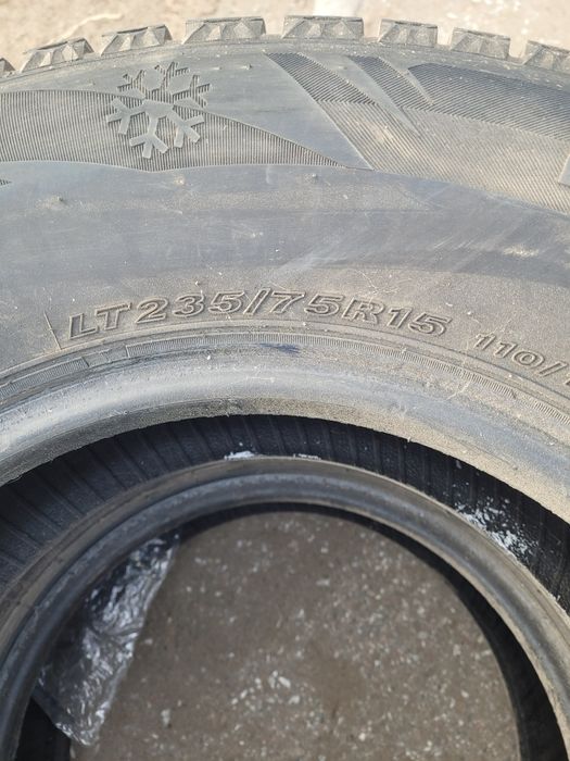 Шины Резина 235/75/15 б/у в хорошем состоянии один сезон в использован