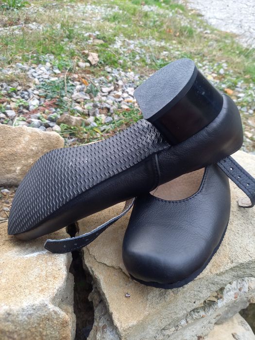 Скарпини, обувки за народни танци