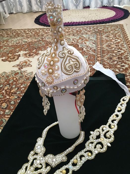 Продается сәукеле,алқа, пояс. Украшенное бусами,стразами,паетками