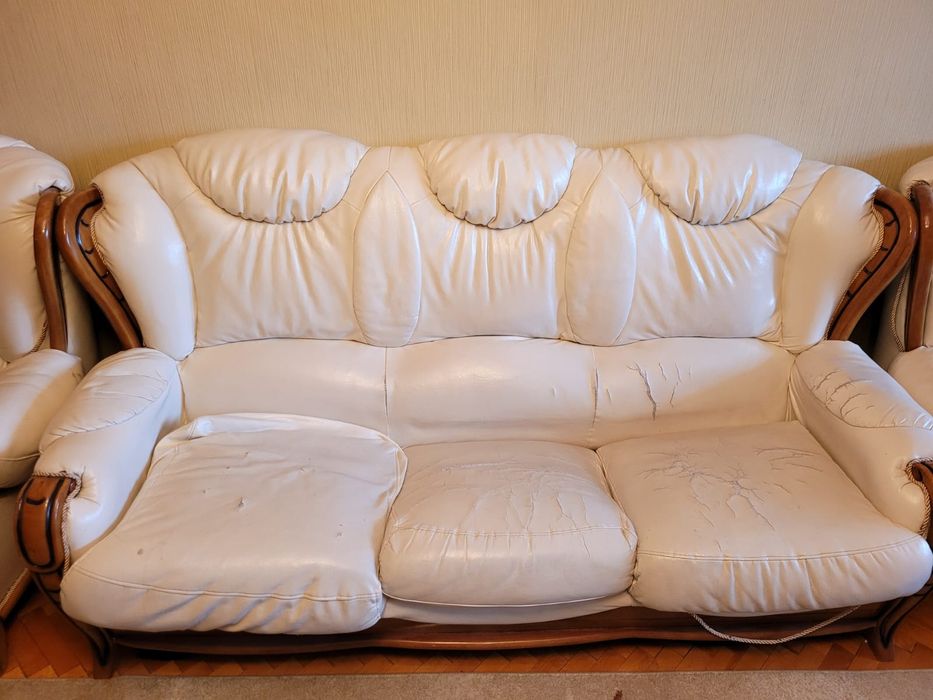 Кожаный пудровый набор: 2 дивана и кресло.