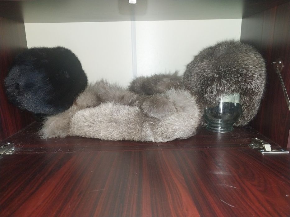 Продам две шапки и мех