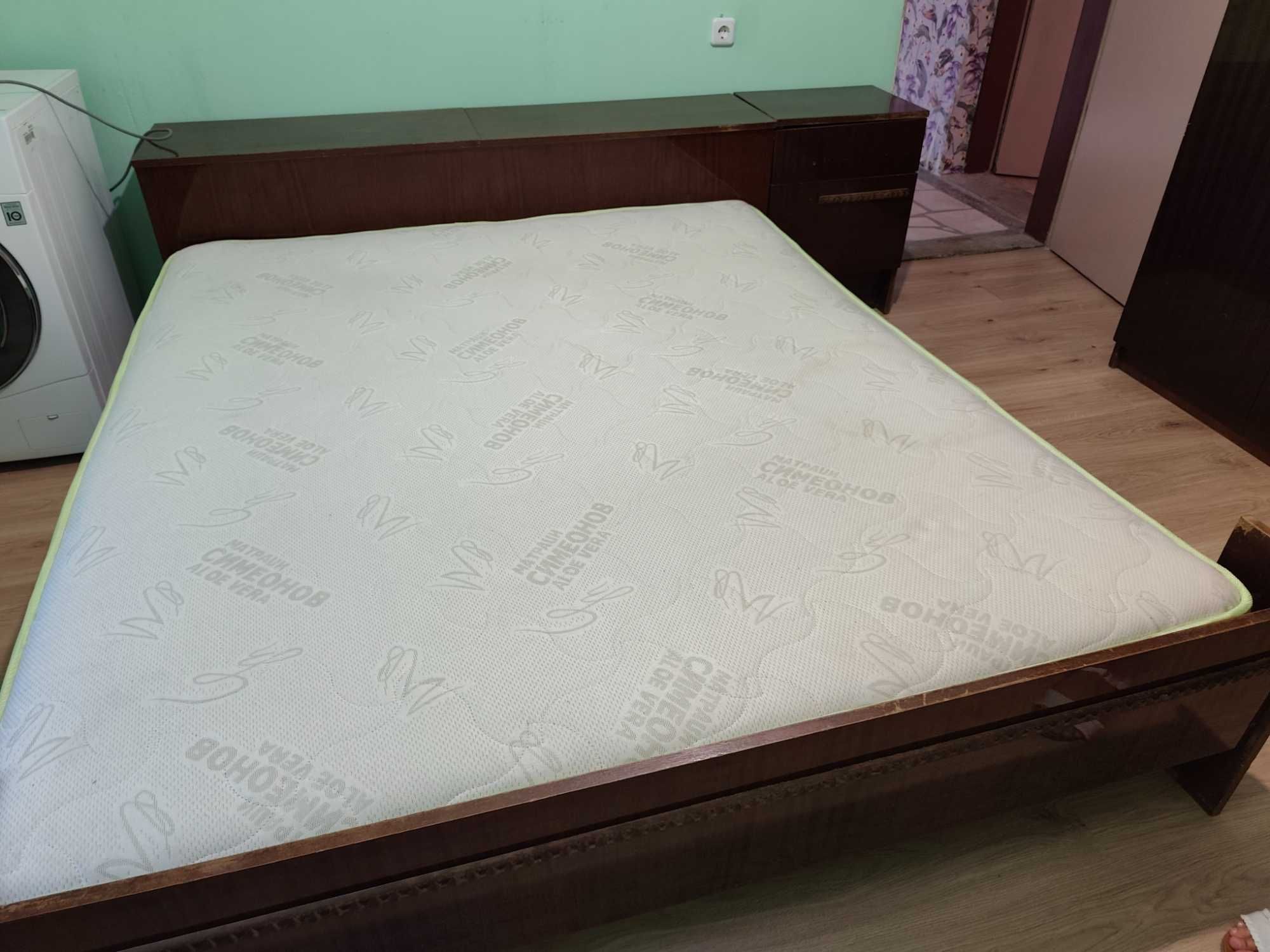 Продавам легло+ Два броя спални+ матраци в много добро състояние