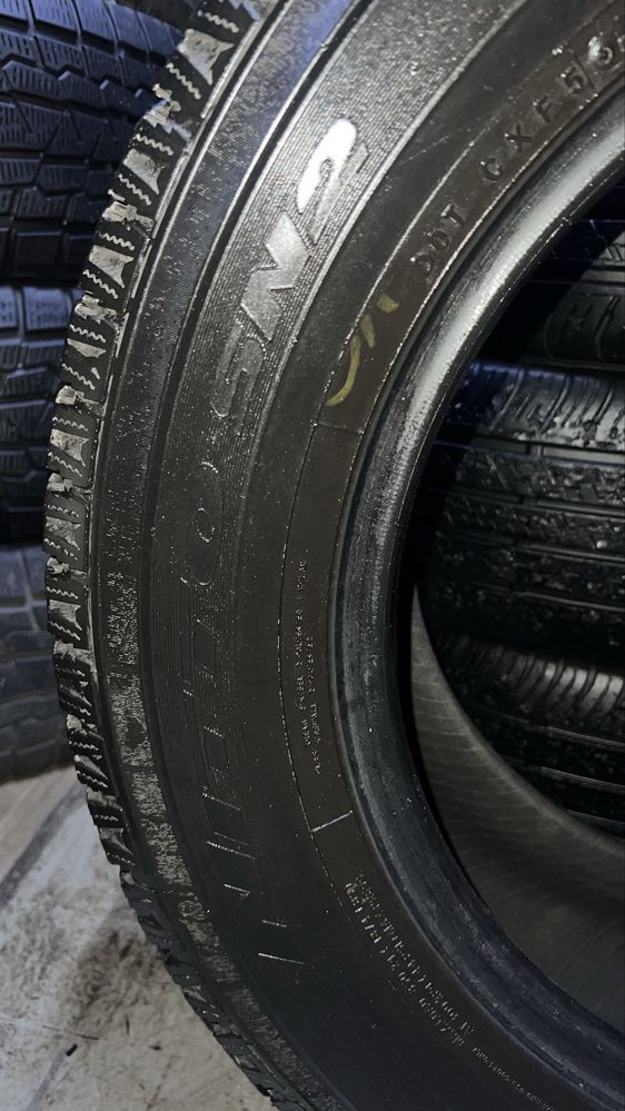 Продается комплект зимних шин Nitto SN2 225/65/17