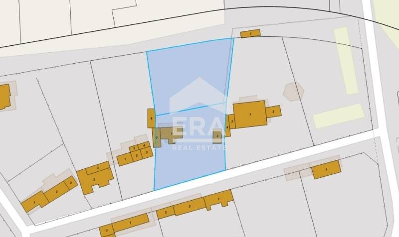 Голям парцел със законна къща за продажба, в близост до центъра на с.