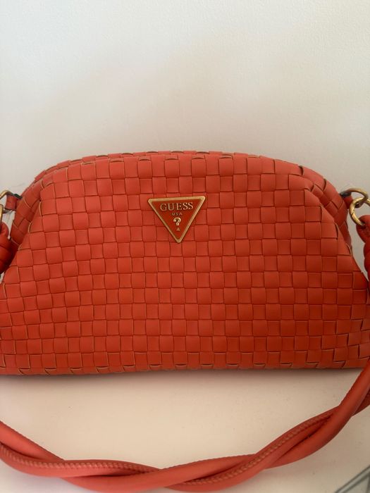 Дамска кожена чанта Guess