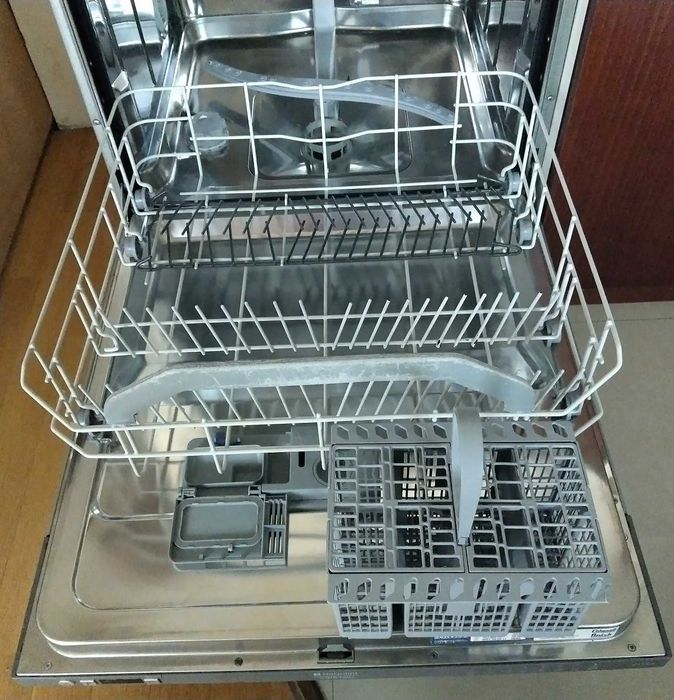 Продавам Съдомиялна за вграждане 12 комплекта HOTPOINT ARISTON LFT228A