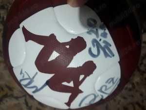 Rapid Bucuresti- Minge cu autografe -- Banii merg la un baiat bolnav