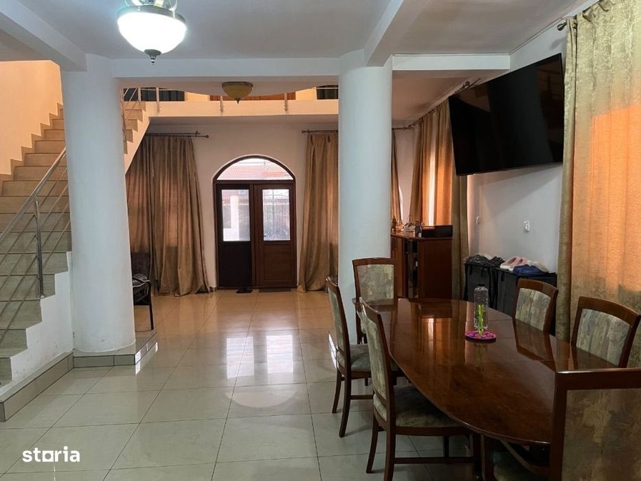 Casa spatioasa de vanzare , intr o zona linistita