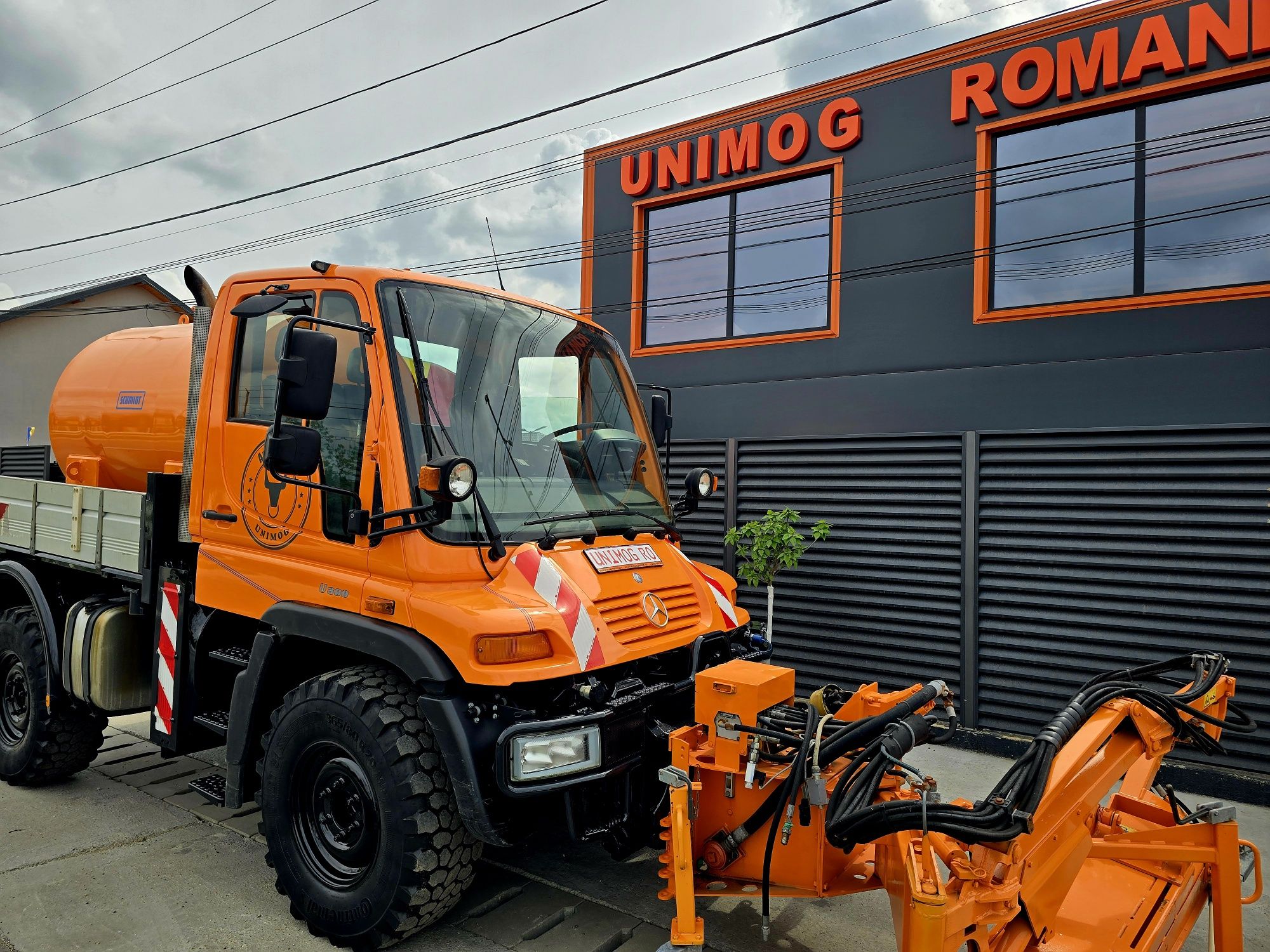 UNIMOG mulag tăiat iarba și bazin de apa