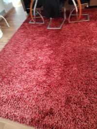 Голям червен килим