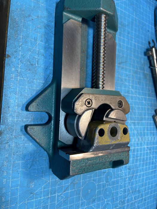 Menghina de precizie autocentrata pentru forme neregulate, circulare