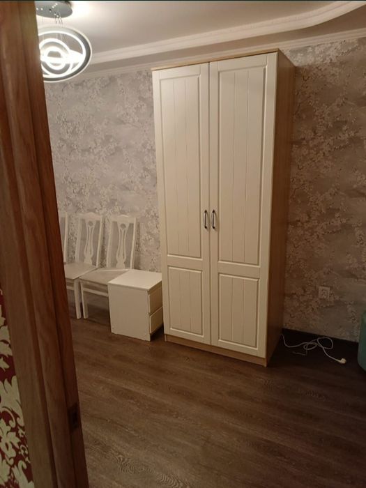 Шкаф шифонер и маленькая тумбочка