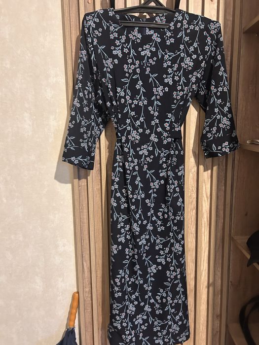 Продам платья и костюм