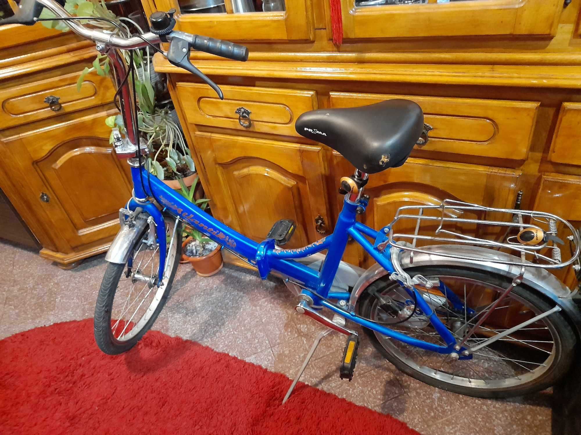 Bicicleta albastră, se pliază pt.a fi transportată ușor