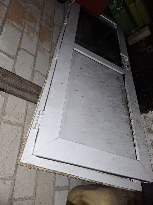 Продам пластиковую дверь