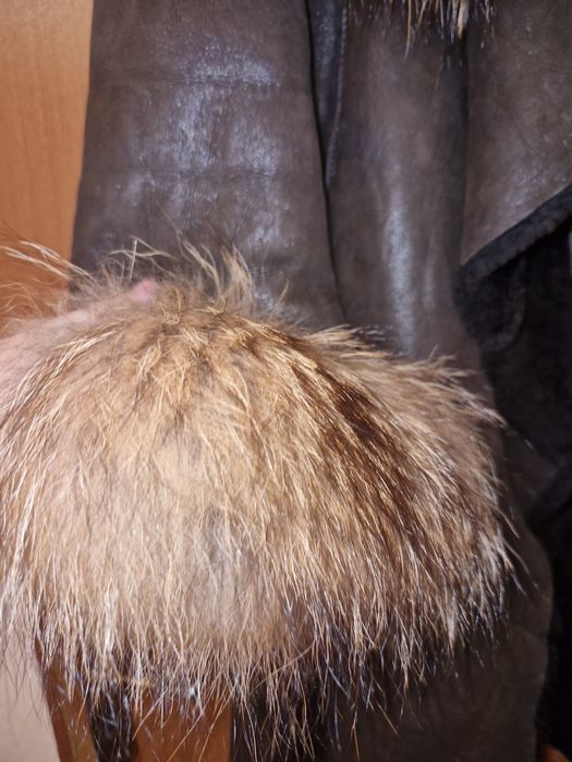 Haina 100%piele de miell/guler si mansete vulpe naturala.