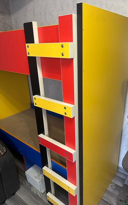 Продам двухъярусную детскую кровать!