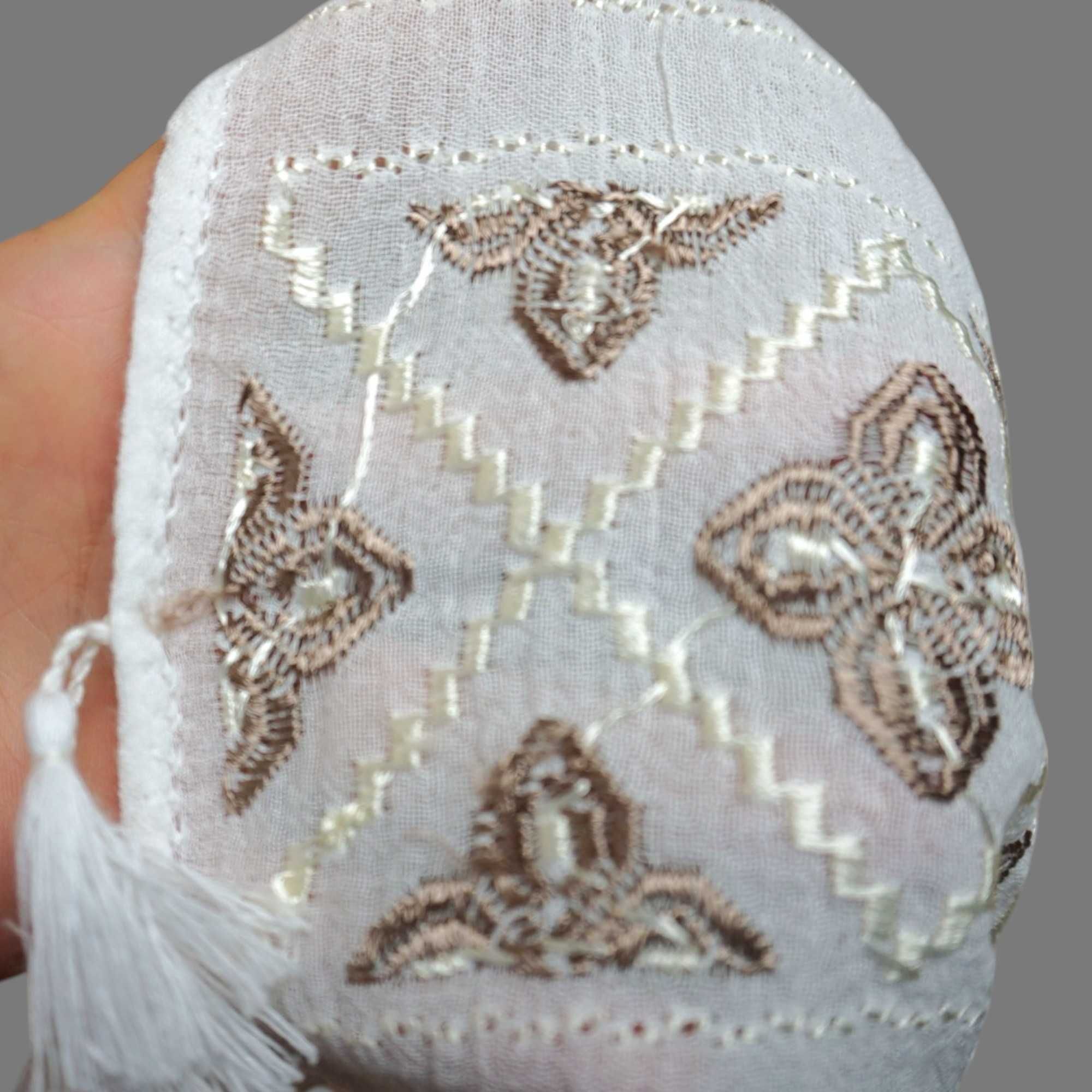 Ie lucrata manual cu broderii de matase , ie cusuta de mana M